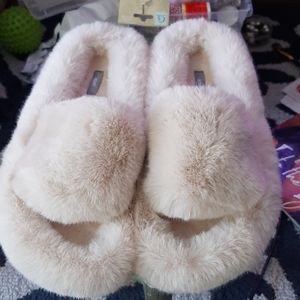 American eagle fuzzy slippers